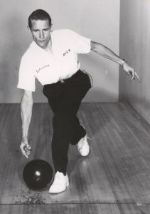 Photo Presse 1985 - Dick Weber Aide Un Enfant Au Bowling, Noir Et Blanc, Vintage